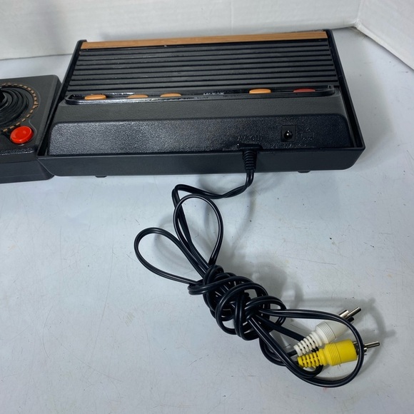 Atari Flashback 4 special edition console & 2 controllers. - Picture 5 of 14